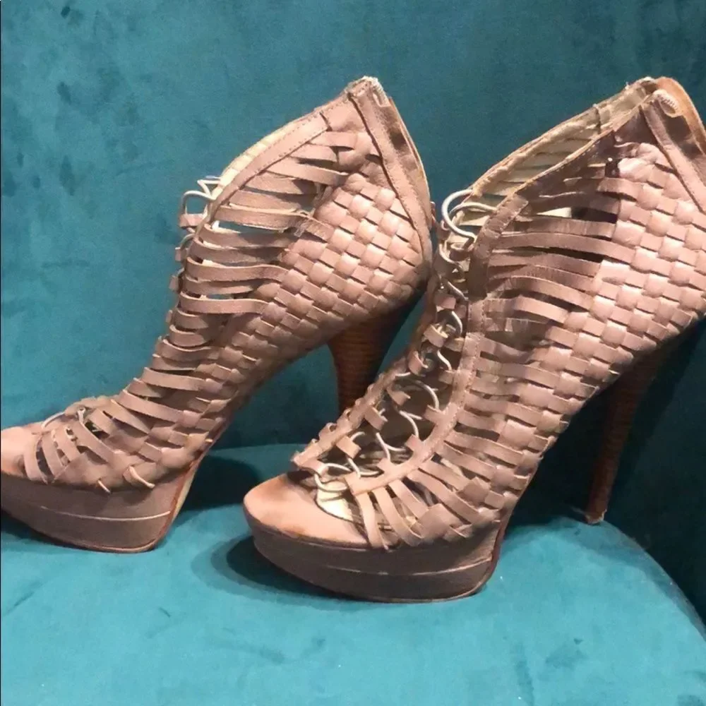 Mia shadow Leather Heel Zip Back Great Condition 9